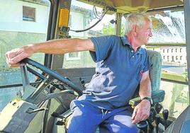 Jesús maniobra su tractor en la finca de Aberasturi.