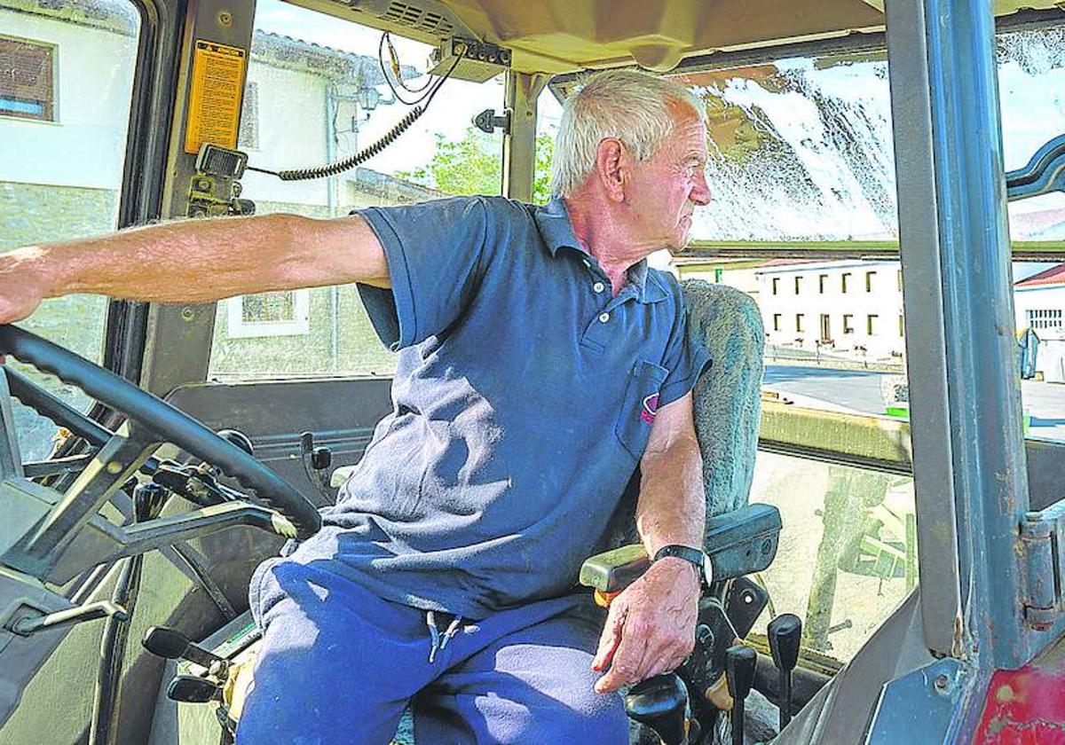 Jesús maniobra su tractor en la finca de Aberasturi.