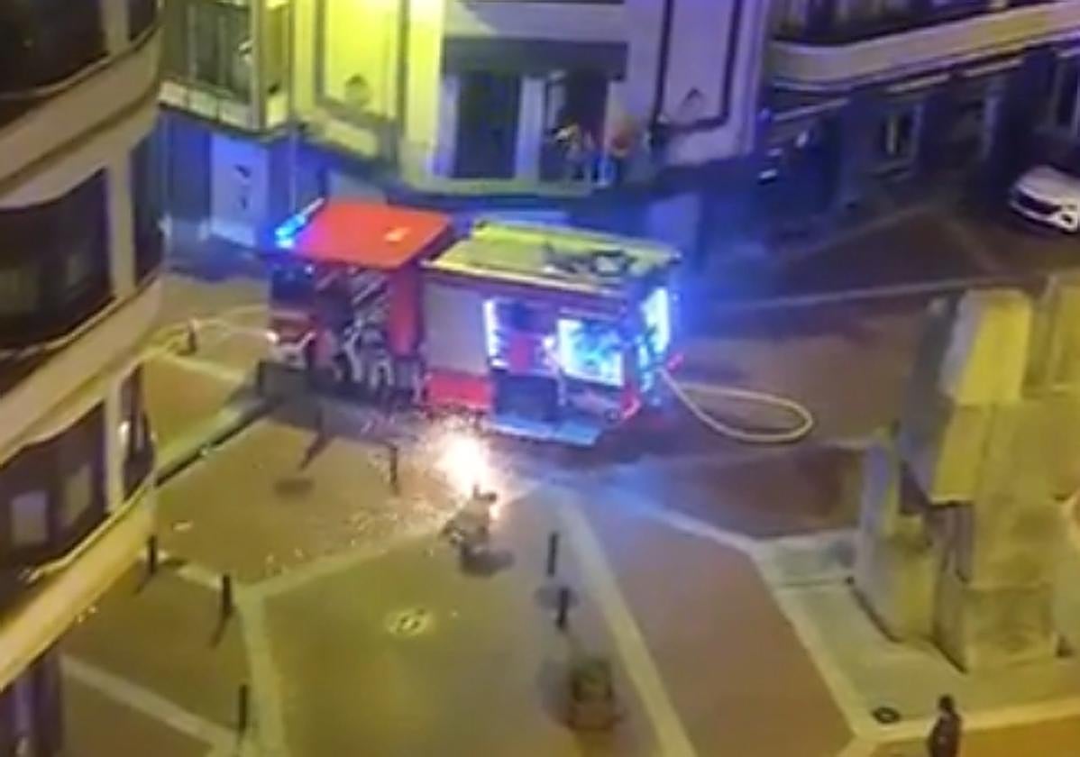 Los bomberos han tenido que cortar los bolardos para acceder a la vivienda.