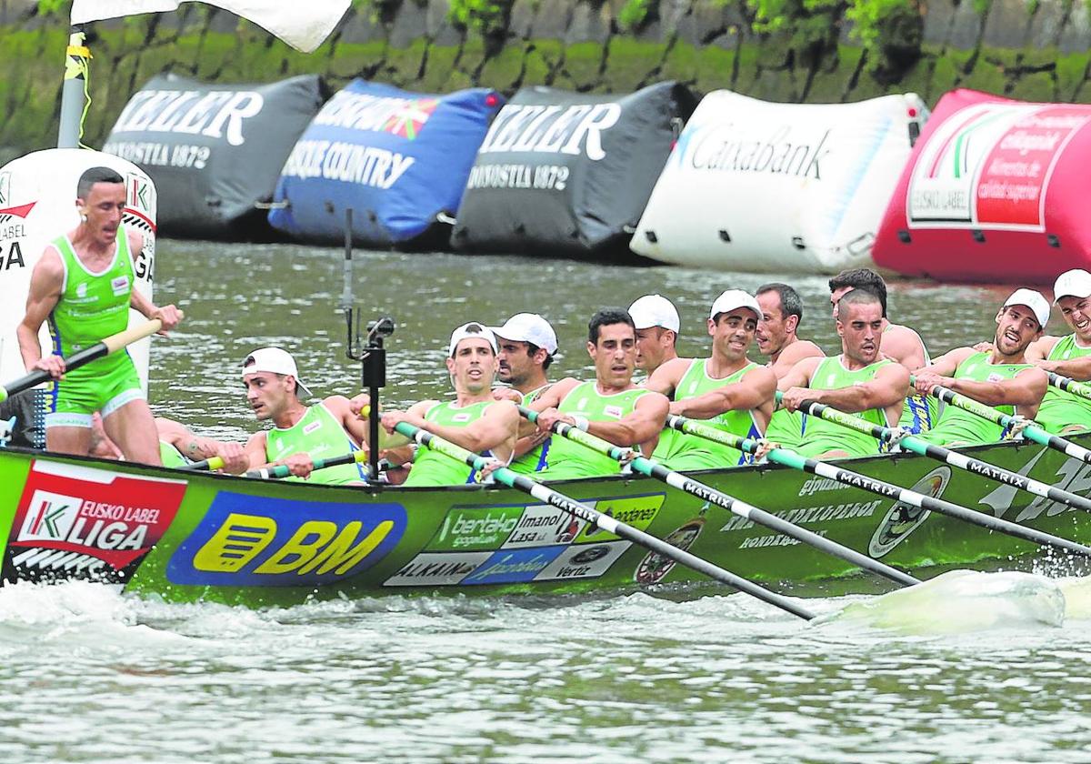 La 'Ama Guadalupekoa' de Hondarribia realiza el segundo giro con un segundo de ventaja sobre Zierbena.