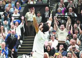 Alcaraz alza los brazos y mira al cielo para celebrar el pase a la final de Wimbledon.