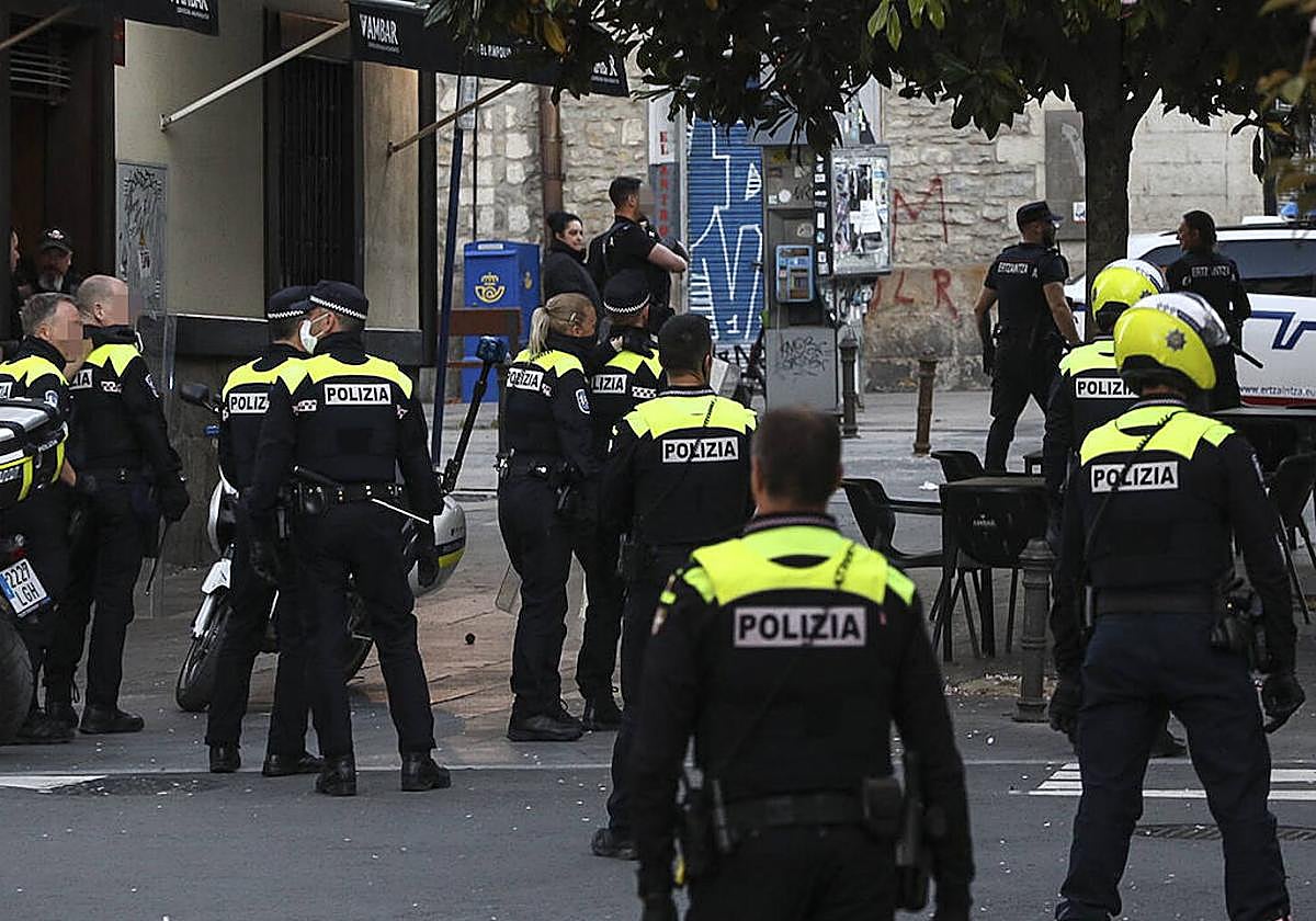 Despliegue de la Policía Local en el Casco Viejo de Vitoria por una pelea multitudinaria.