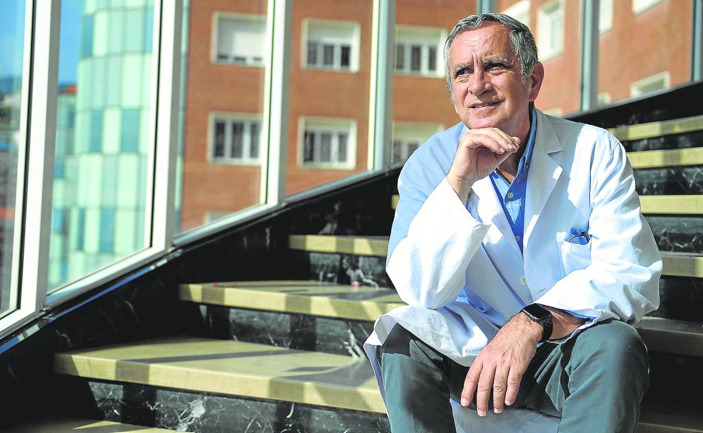 Rodríguez Antigüedad, en las escalinatas del hospital de Cruces, donde dirige el servicio de Neurología.