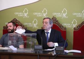 El alcalde, José Mari Gorroño, deposita en la urna el voto para proclamarse de nuevo primer edil en el pleno de investidura celebrado el 17 de junio en el Ayuntamiento de Gernika.