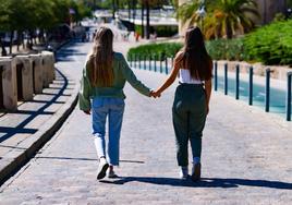 Julia y Lucía pasean por Sevilla, días antes de venir a Bilbao para contar su historia en un congreso de mujeres.