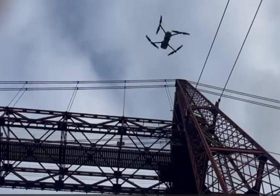 Un dron realiza una inspección aérea del Puente de Bizkaia.