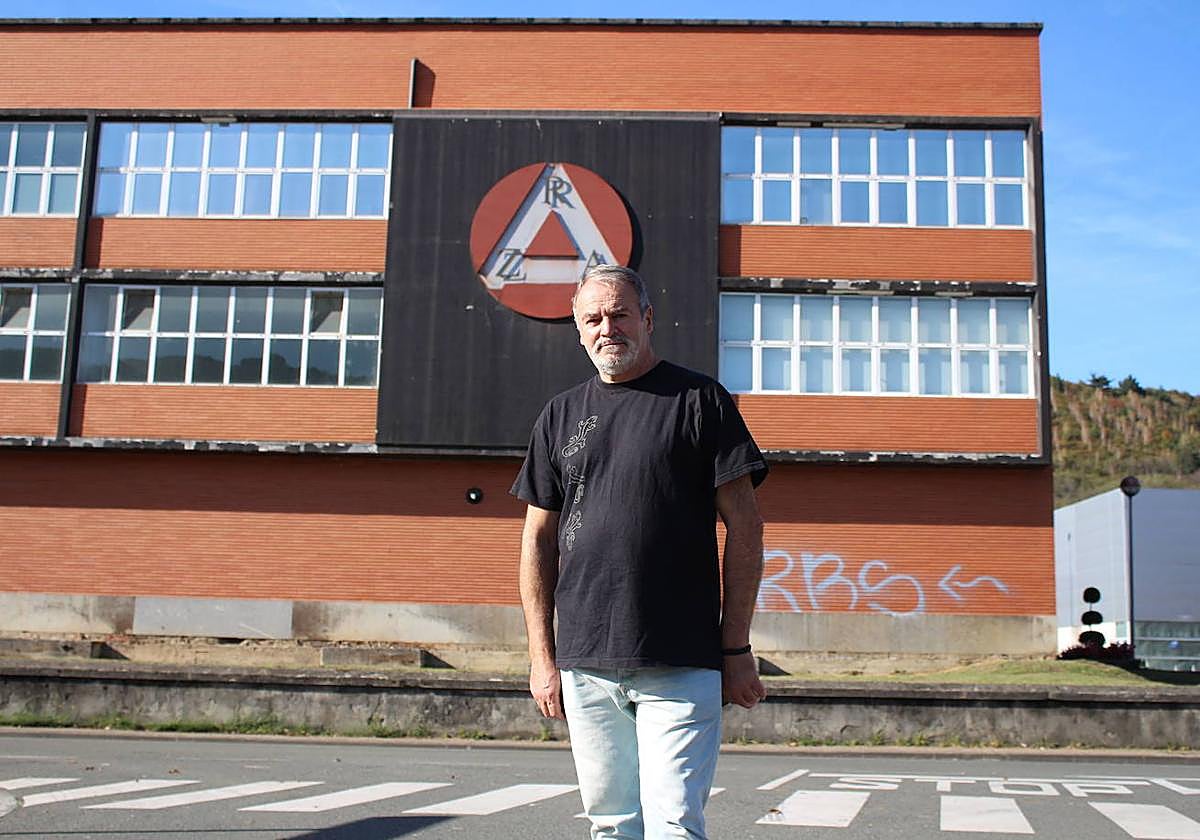 Simón Alonso posa ante lo que queda de las antiguas instalaciones de Aceros de Llodio, donde trabajó.