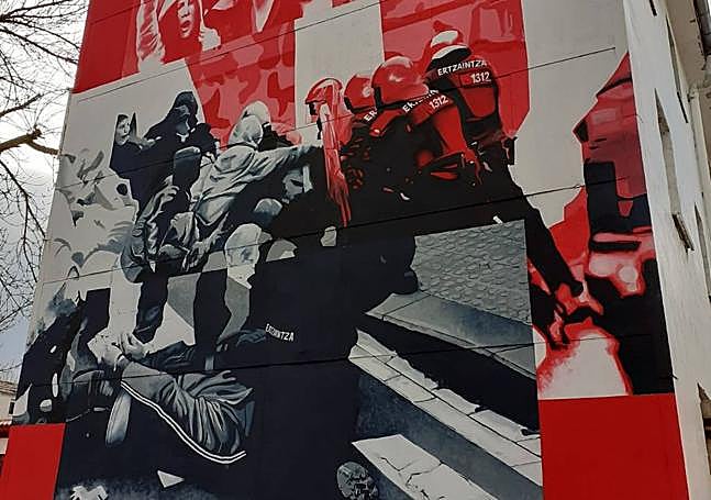 Otro de los murales contra la Policía que se exhiben en Errekaleor.