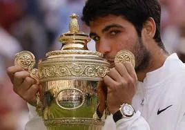 Alcaraz besa el trofeo de campeón.