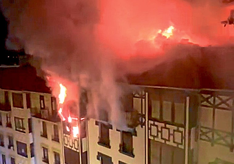 Las llamas se propagaron con rapidez al piso superior y al tejado.