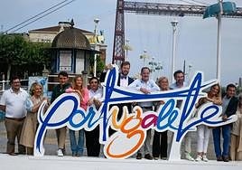 Carlos Iturgaiz, junto a otros candidatos populares, en Portugalete.