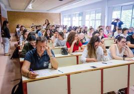 Aspirantes a uno de los primeros exámenes de la OPE de Osakidetza celebrados este pasado fin de semana.