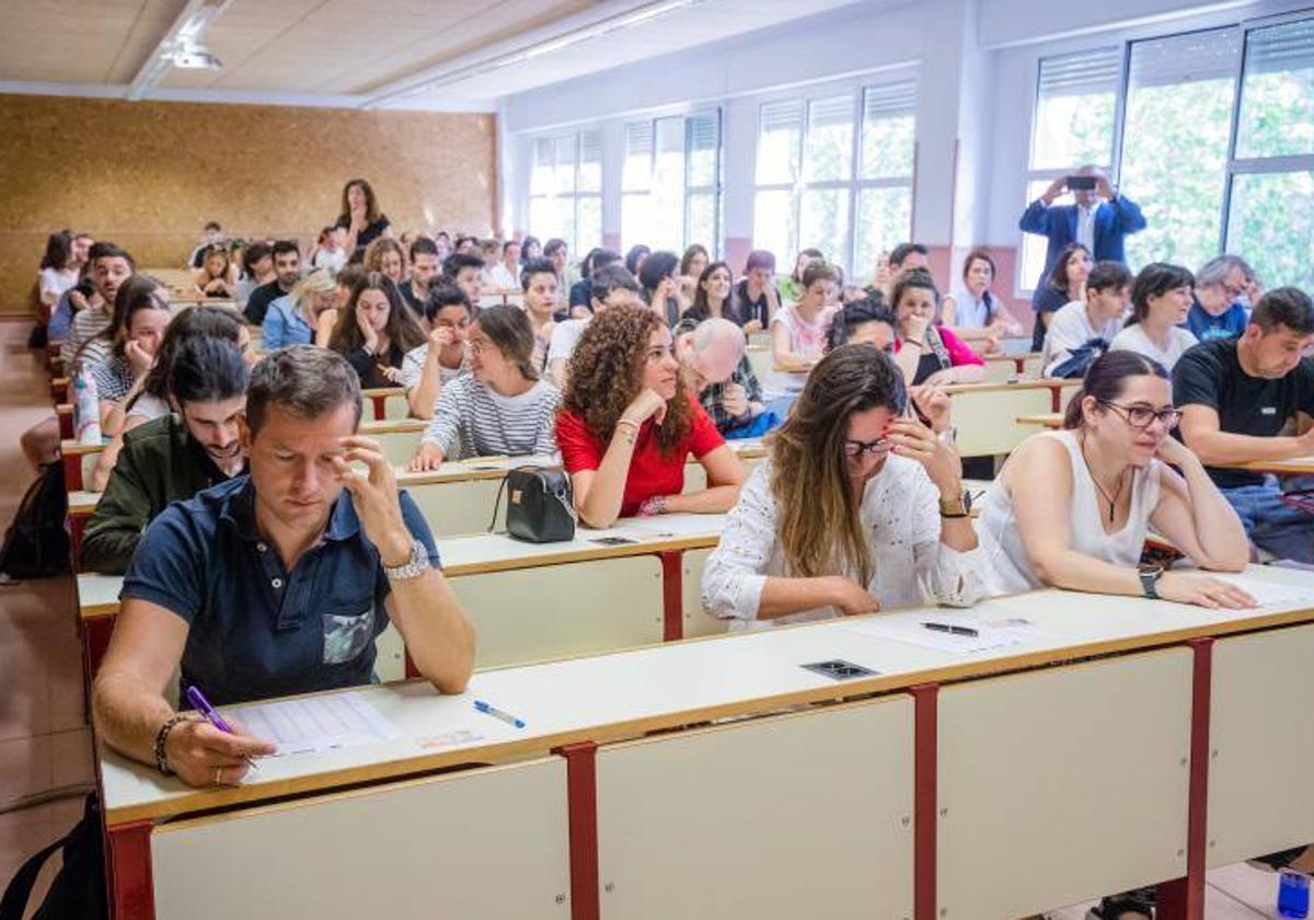 Aspirantes a uno de los primeros exámenes de la OPE de Osakidetza celebrados este pasado fin de semana.