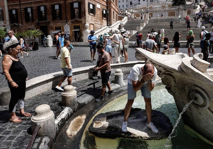 Turistas se refrescarn en Roma.