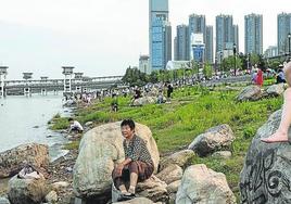 Ciudadanos de Wuhan tratan de refrescarse a orillas del Yangtsé.