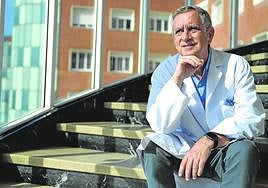 Rodríguez Antigüedad, en las escalinatas del hospital de Cruces, donde dirige el servicio de Neurología.