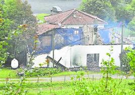 El fuego devastó las dos plantas y el ático del caserío Sara, que quedó reducido a escombros.