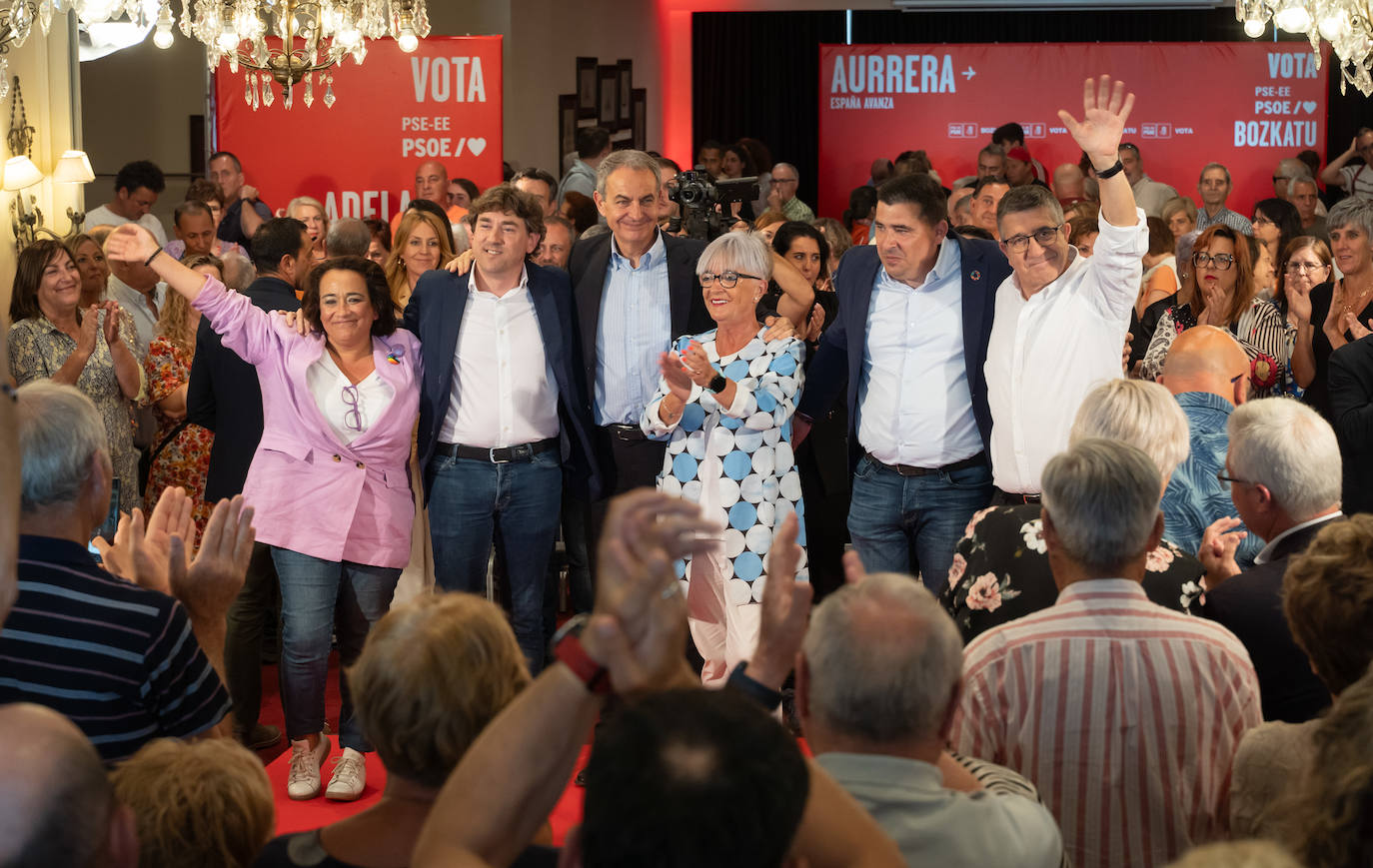 Zapatero, tercero por la izquierda, ha participado este lunes en un mitin en San Sebastián.