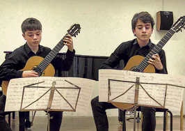 Markel Intxaurbe y Beñat Muniozguren, haciendo gala de sus buenas maneras con la guitarra.