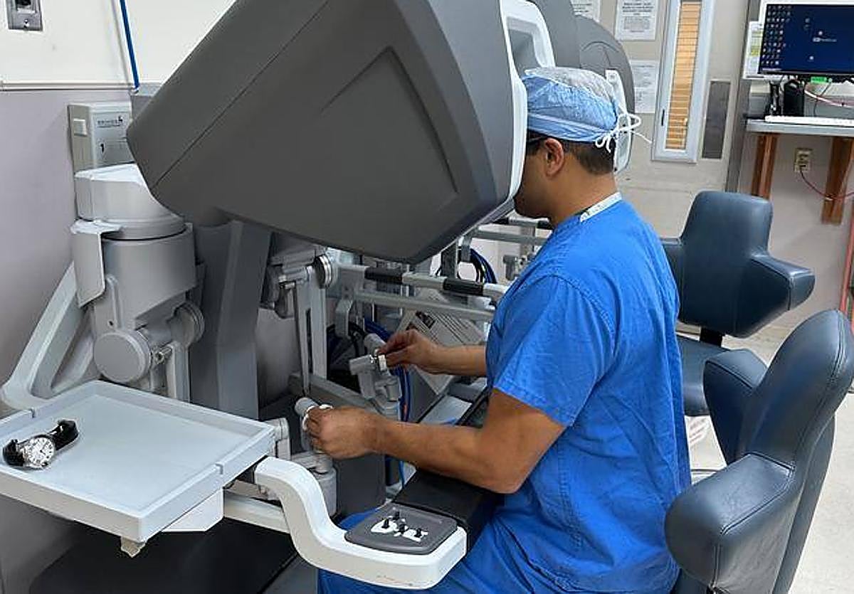 El cirujano Adeel Khan controla un robot quirúrgico como el utilizado en la cirugía.