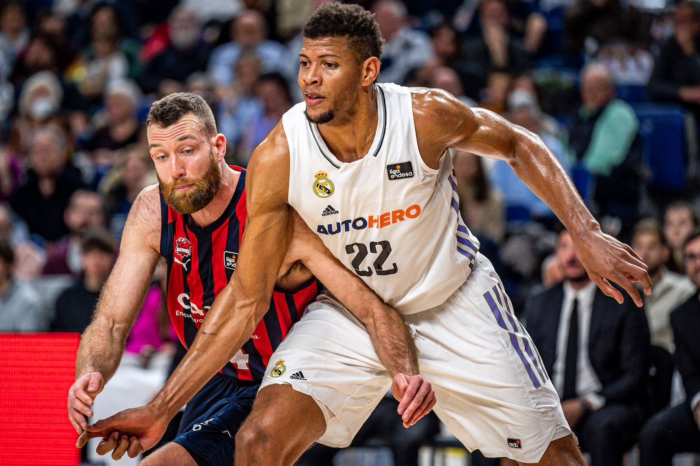 Matt Costello forcejea con el madridista Walter Tavares.