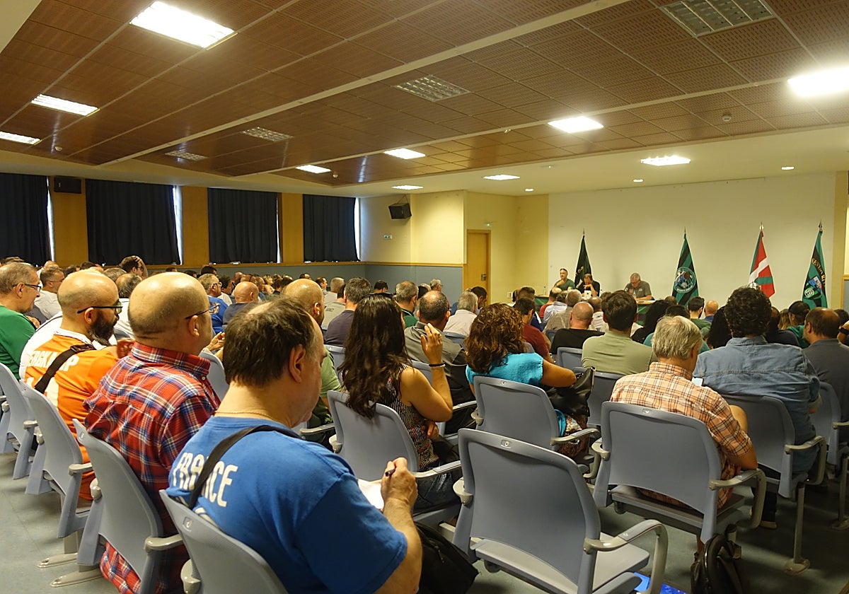 Los socios repletaron la sala de actos del Instituto Ángela Figuera en la asamblea del Sestao River.