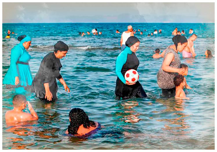 Mujeres que acuden con sus hijos a la playa en Argelia