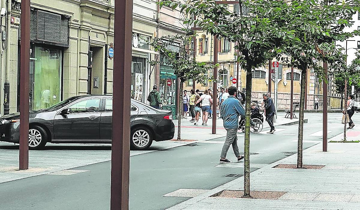 Calle Iparraguirre. Los árboles y las farolas complican las tareas de rescate.