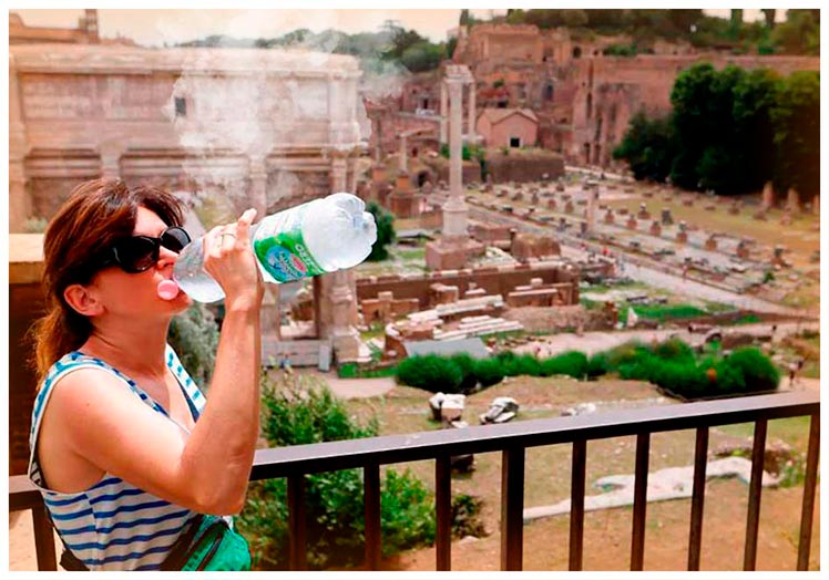 Las botellas de agua fresca resultan un recurso imprescindible a la hora de visitar el Foro romano en época veraniega