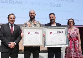 Txomin García, presidente de LABORAL Kutxa; los premiados Beñat Garaio y Kirmen Uribe; y la presidenta de Eusko Ikaskuntza, Ana Urkiza.