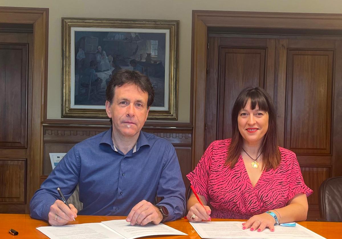 El alcalde, Asier Iragorri, en el momento de la firma del acuerdo junto a la socialista, Isabel Cadaval.