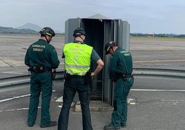 Efectivos de la Guardia Civil en el aeropuerto de Loiu.