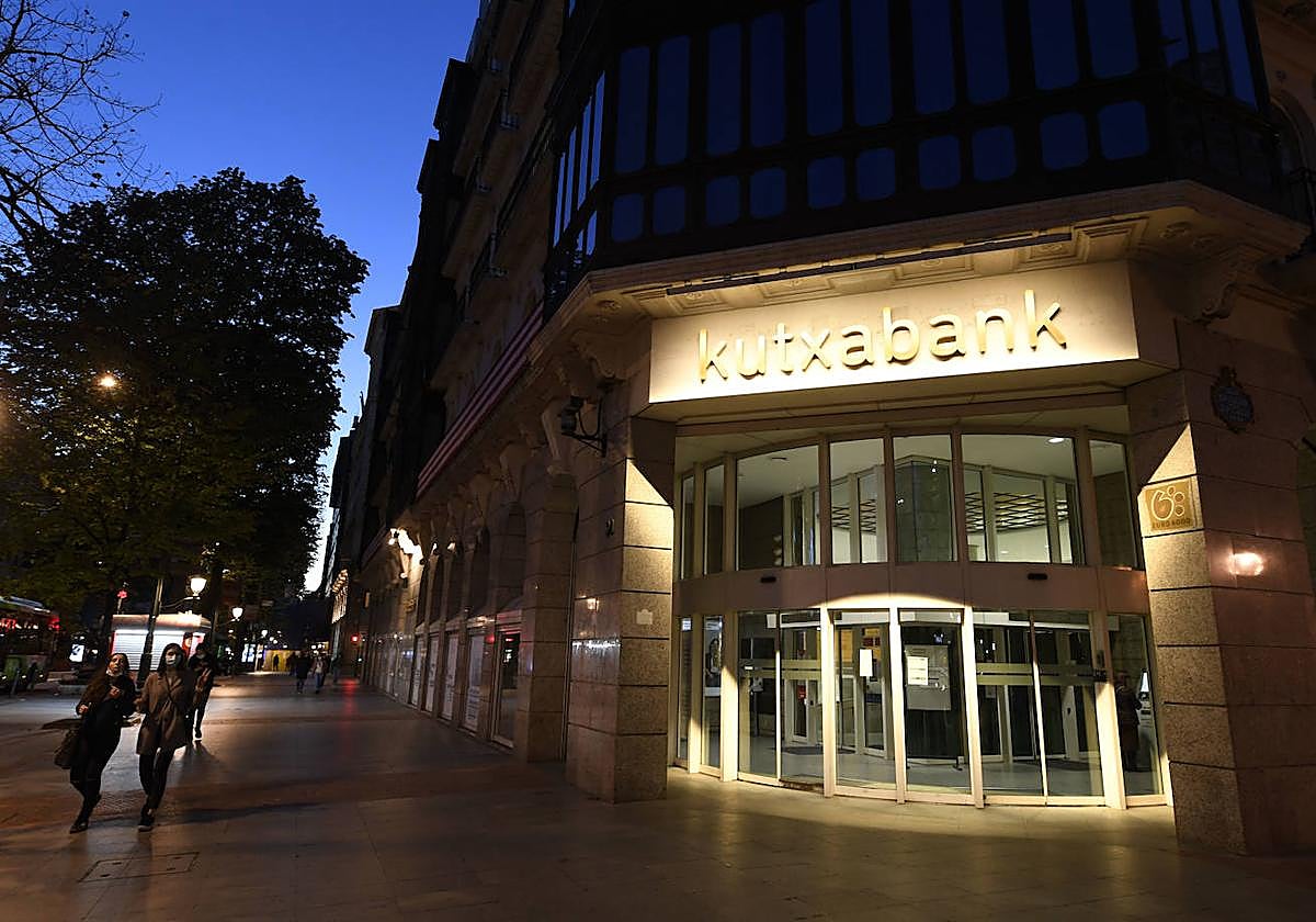 Imagen de la sede de kutxabank en el centro de Bilbao.