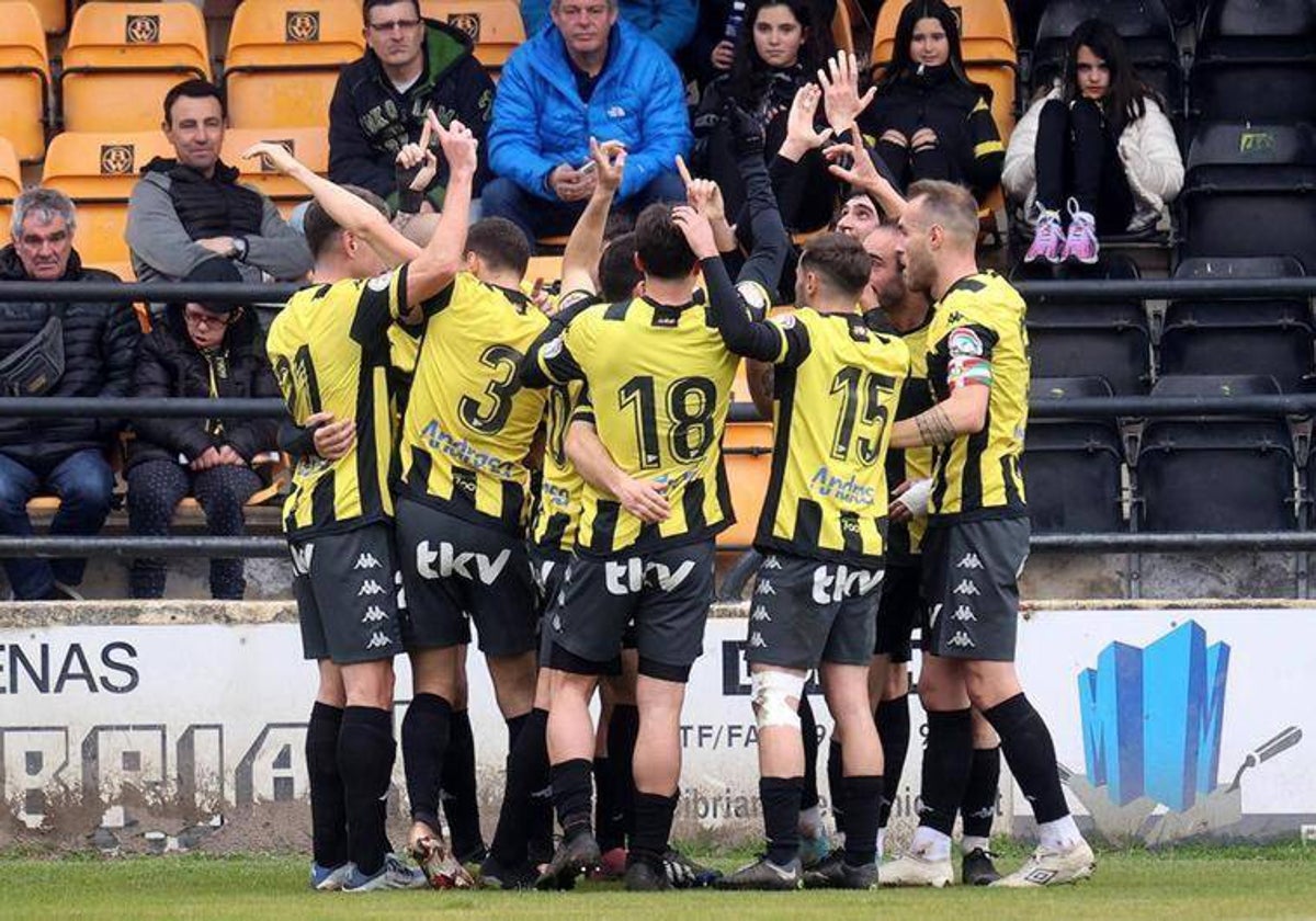 Los futbolistas del Portugalete celebran un gol la temporada pasada.