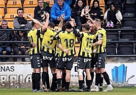 Los futbolistas del Portugalete celebran un gol la temporada pasada.