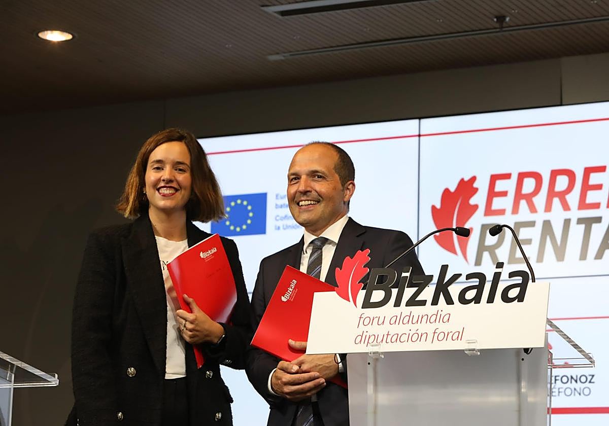 Itxaso Berrojalbiz, nueva diputada de Hacienda, y el director del área Iñaki Alonso.