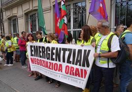 Protesta de los trabajadores de Emergencias ante el Parlamento vasco.