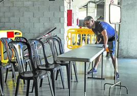 Los trabajos para la colocación de las mesas electorales arrancaron ayer en el Iradier Arena.