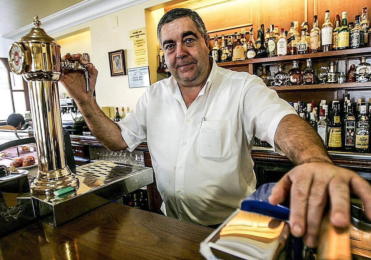José Luis Luzuriaga, dueño del Casa Felipe, posa tras la barra.
