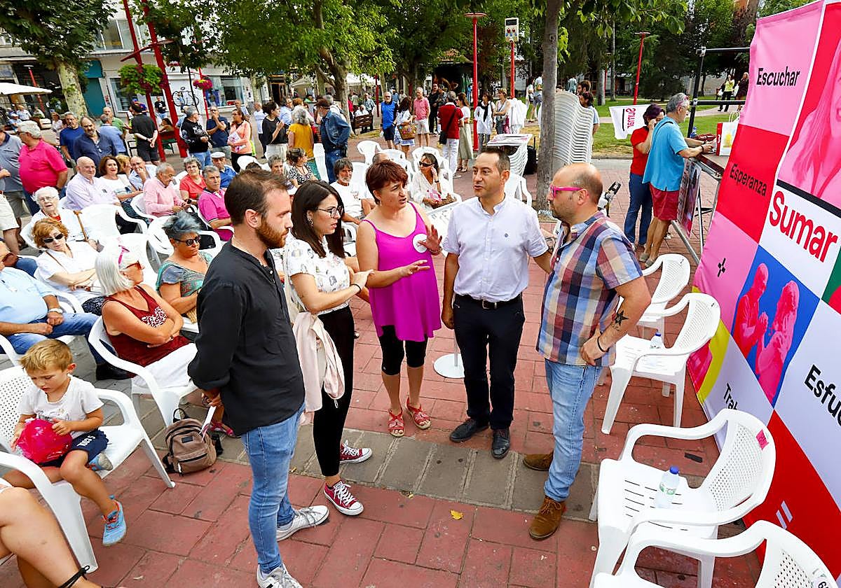Andrés Gonzalo, junto a varios candidatos más, en el acto público celebrado en el Antonio Machado.