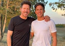 Giuliano Simeone posa junto a su padre.