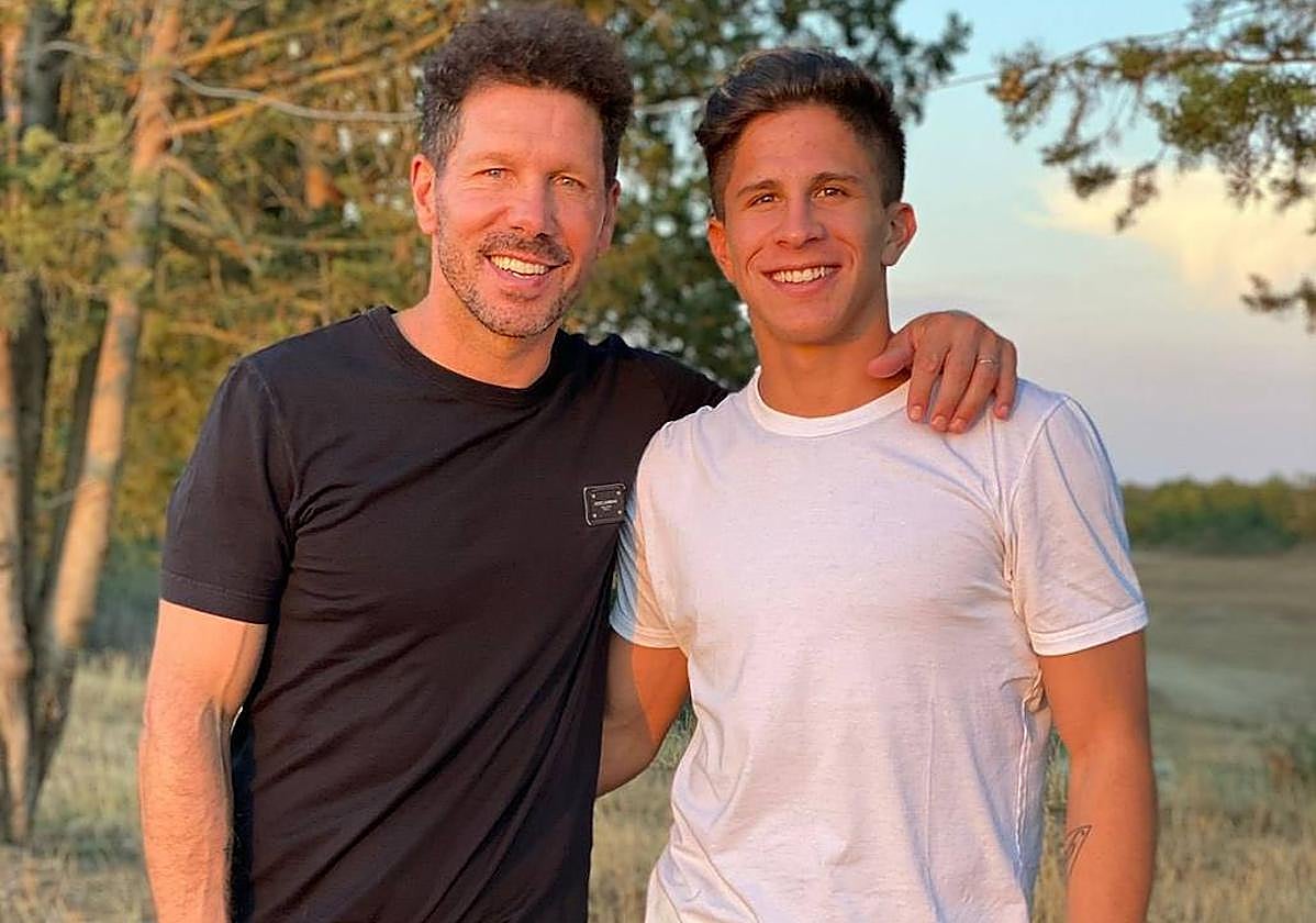 Giuliano Simeone posa junto a su padre.