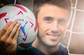 Ander Guevara sonríe con el balón.