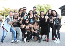 Un grupo de fans de Iron Maiden a las puertas del BEC, horas antes del inicio del concierto.