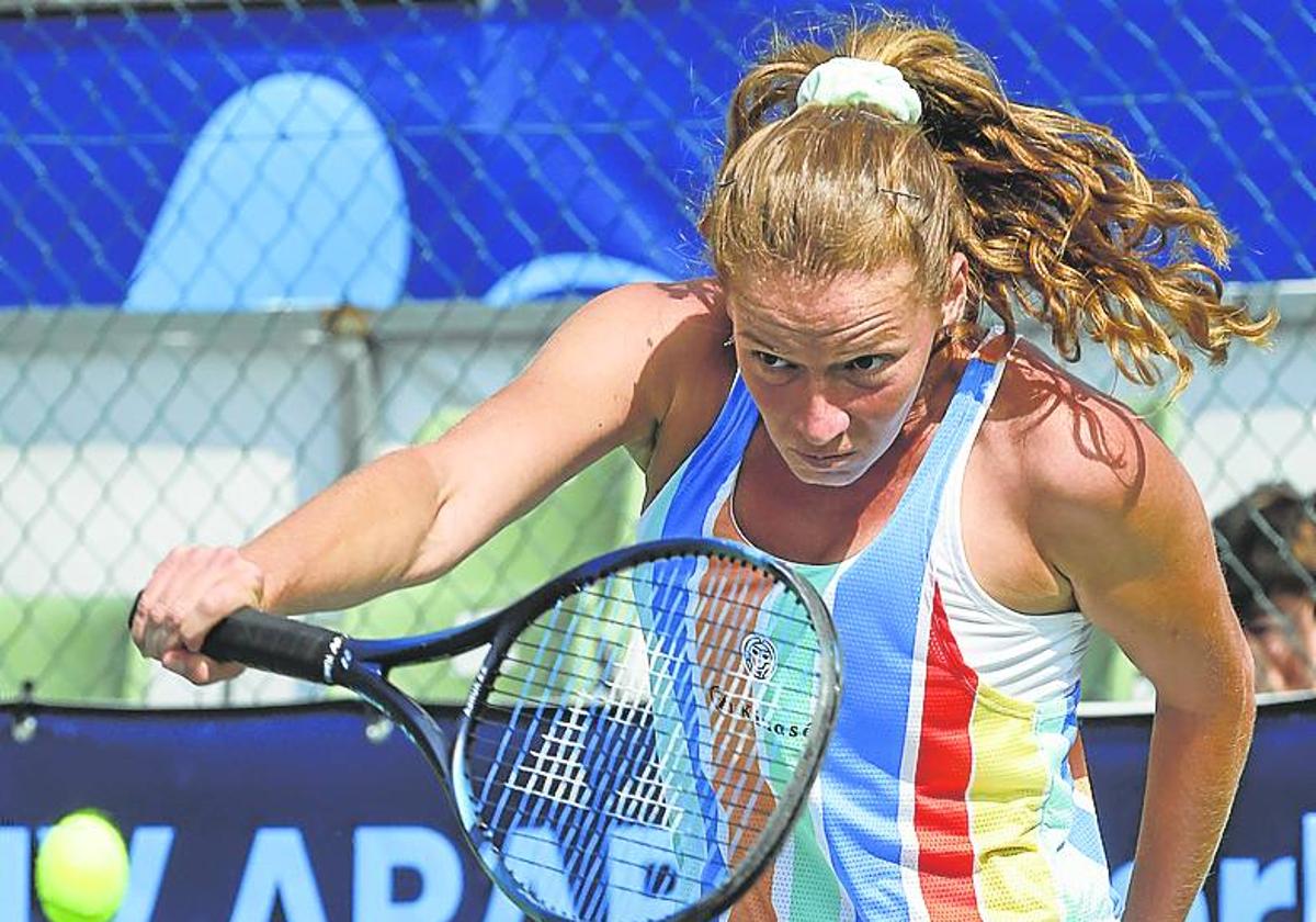 Jessika Ponchet devuelve una pelota de revés.