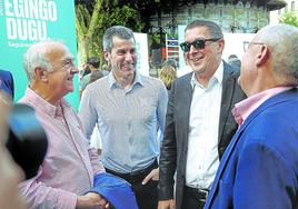 Arnaldo Otegi, con gafas, charla con dirigentes de la coalición antes del mitin de San Sebastián.