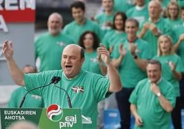 Ortuzar y los dirigentes presentes en el mitin lucieron una camiseta verde con una ikurriña como escudo.
