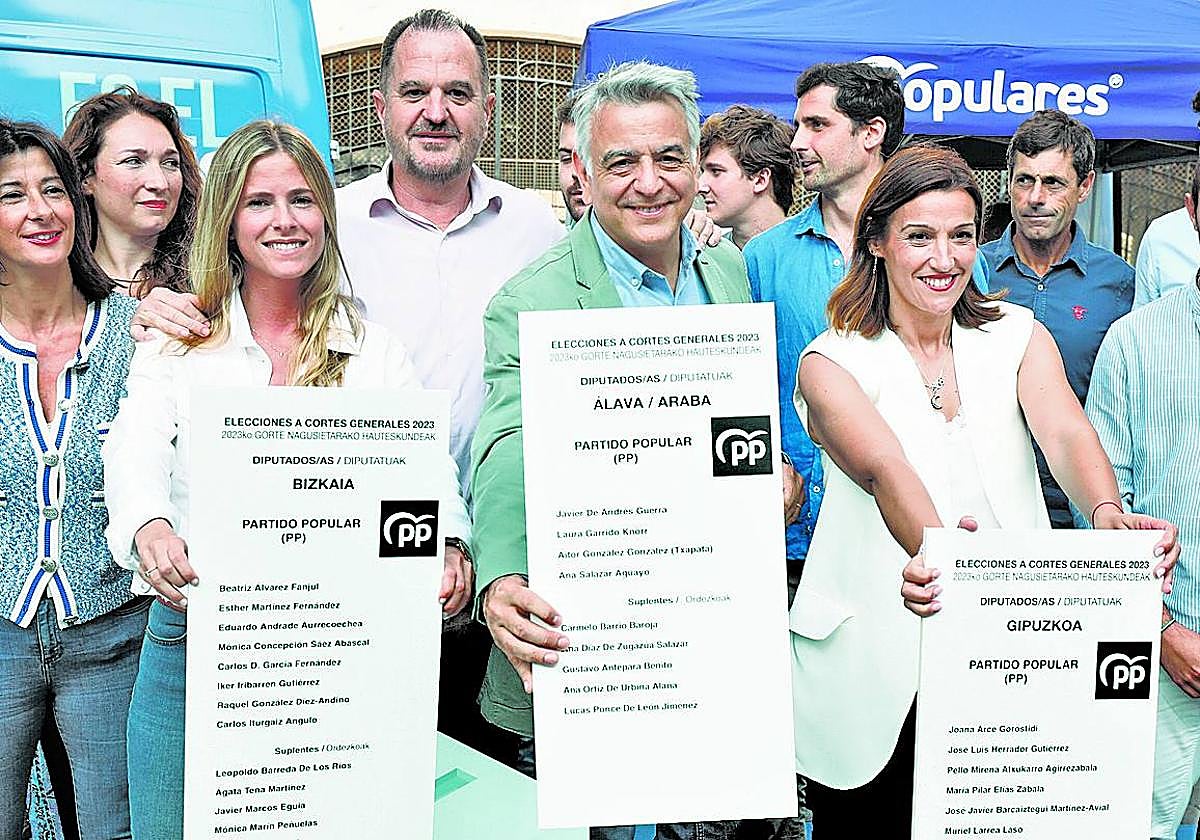 El PP vasco celebró en Vitoria su acto de cierre de campaña, en el que estuvo presente Carlos Iturgaiz.