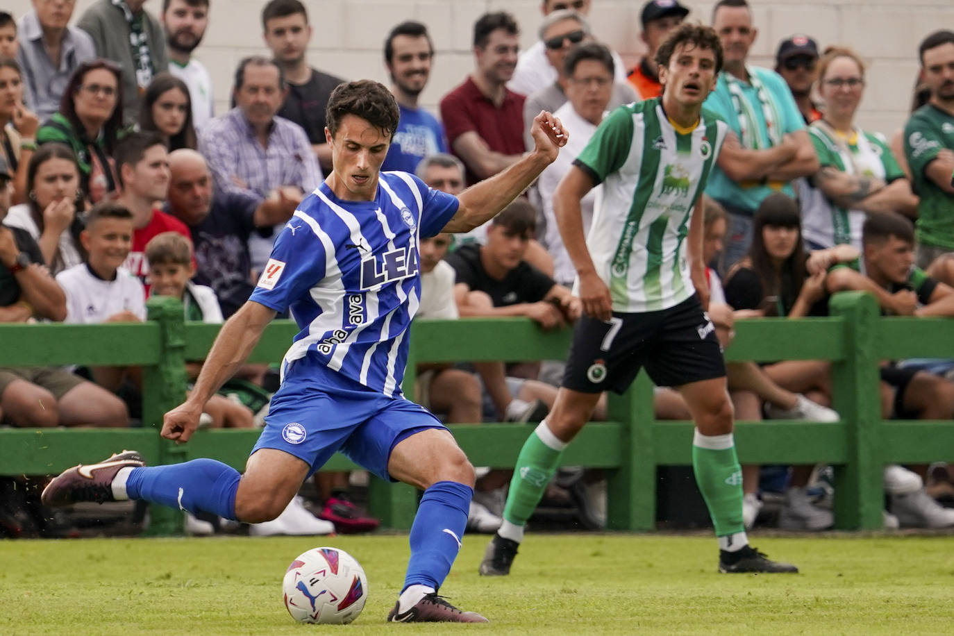Victoria del Alavés frente al Racing en el primer amistoso de la temporada