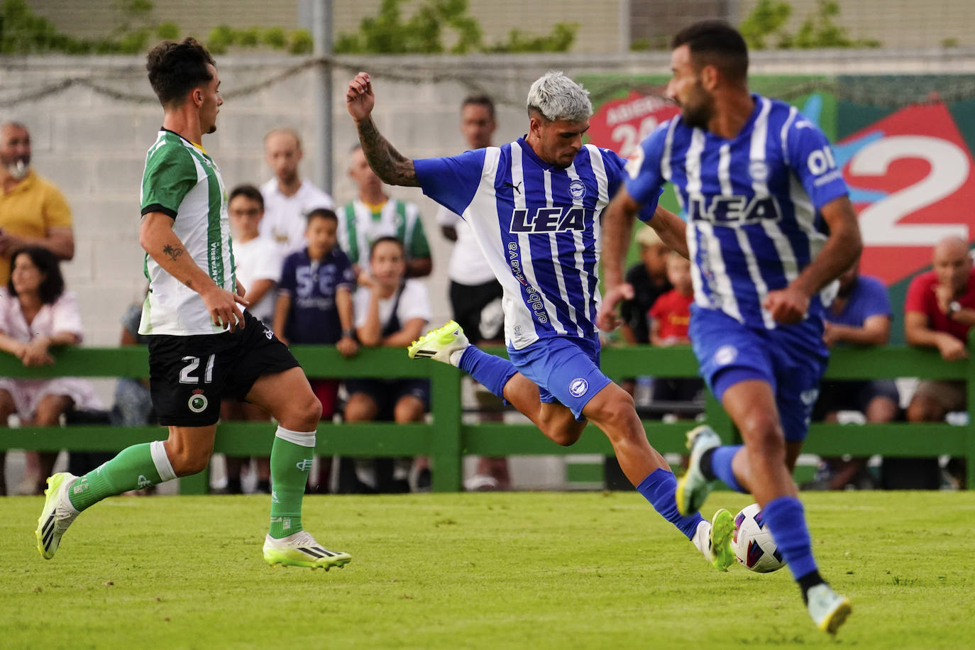 Victoria del Alavés frente al Racing en el primer amistoso de la temporada